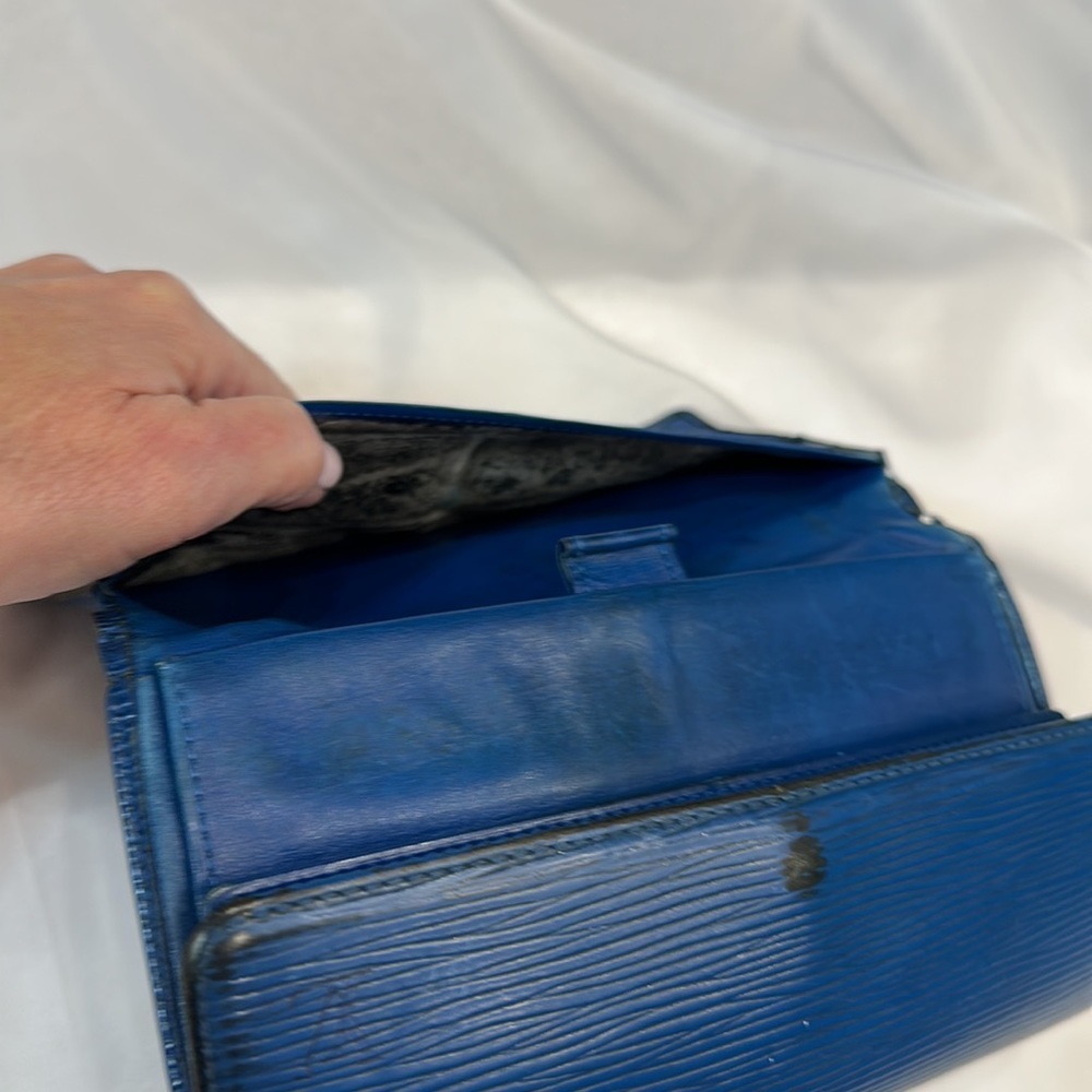 Louis Vuitton was blue Epi wallet fixer upper as is now it’s black,I repainted - Picture 14 of 16